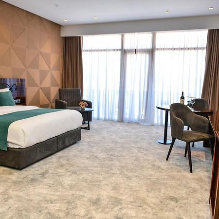 Hotel Monarch Batumi Bagian luar foto