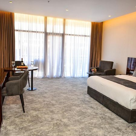 Hotel Monarch Batumi Bagian luar foto