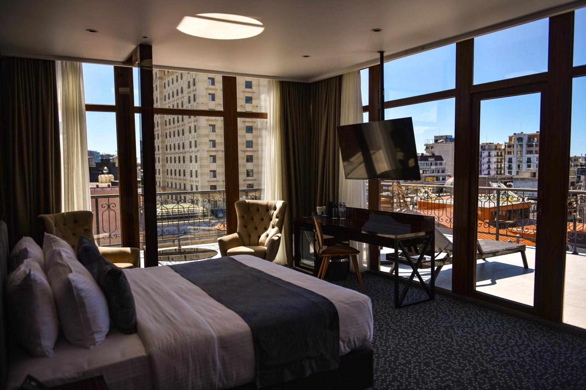 Hotel Monarch Batumi Bagian luar foto