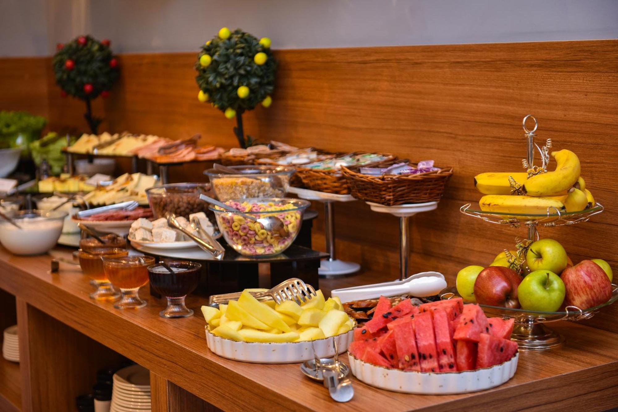 Hotel Monarch Batumi Bagian luar foto