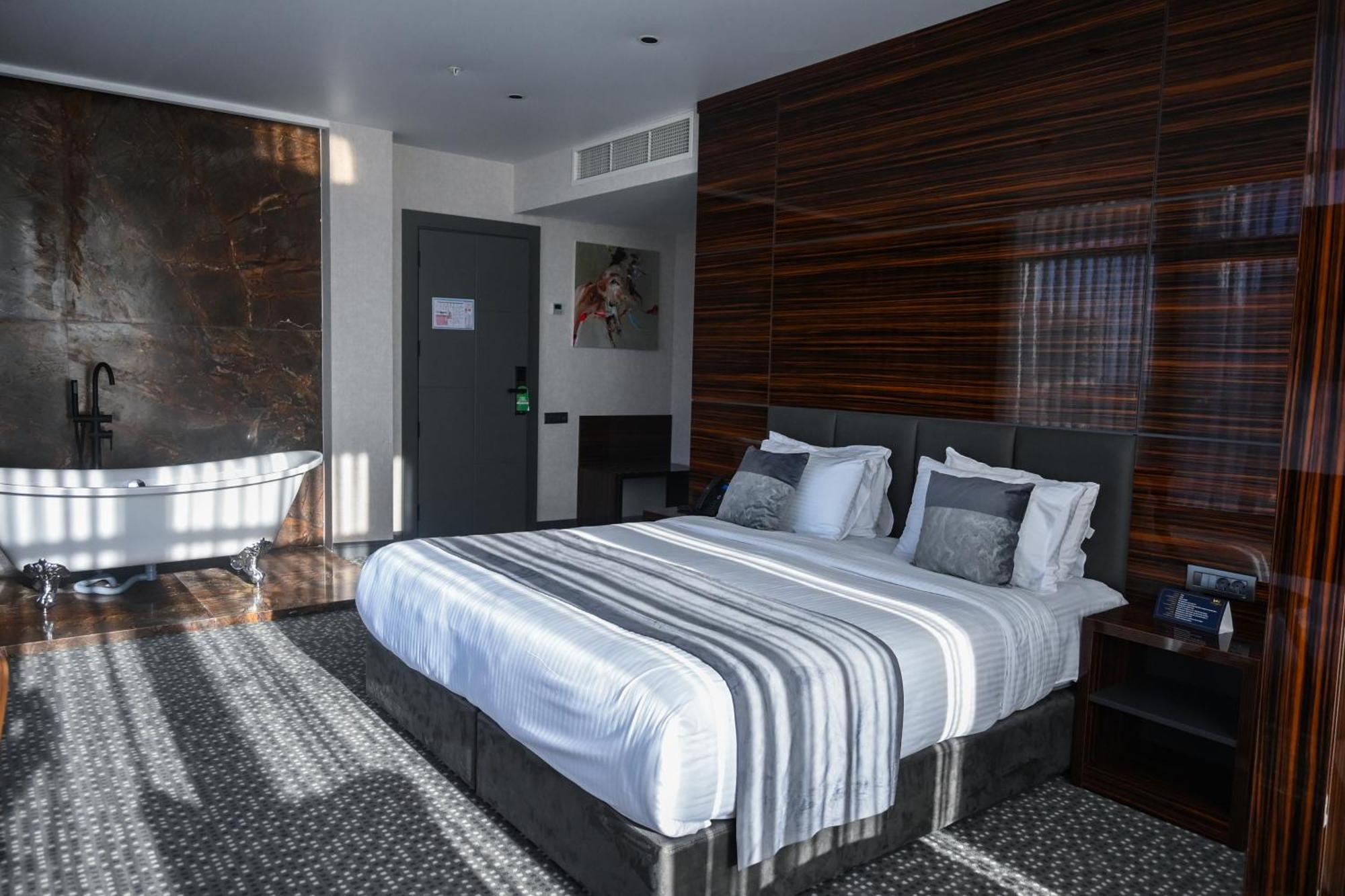 Hotel Monarch Batumi Bagian luar foto