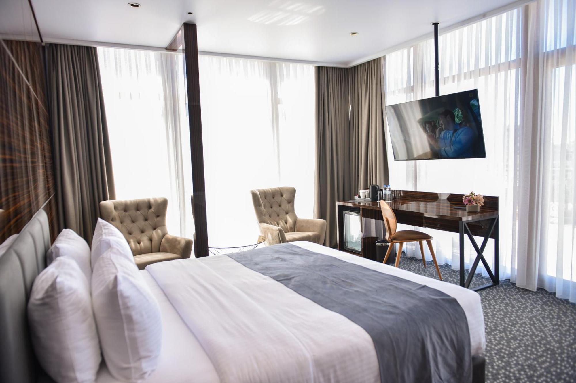 Hotel Monarch Batumi Bagian luar foto