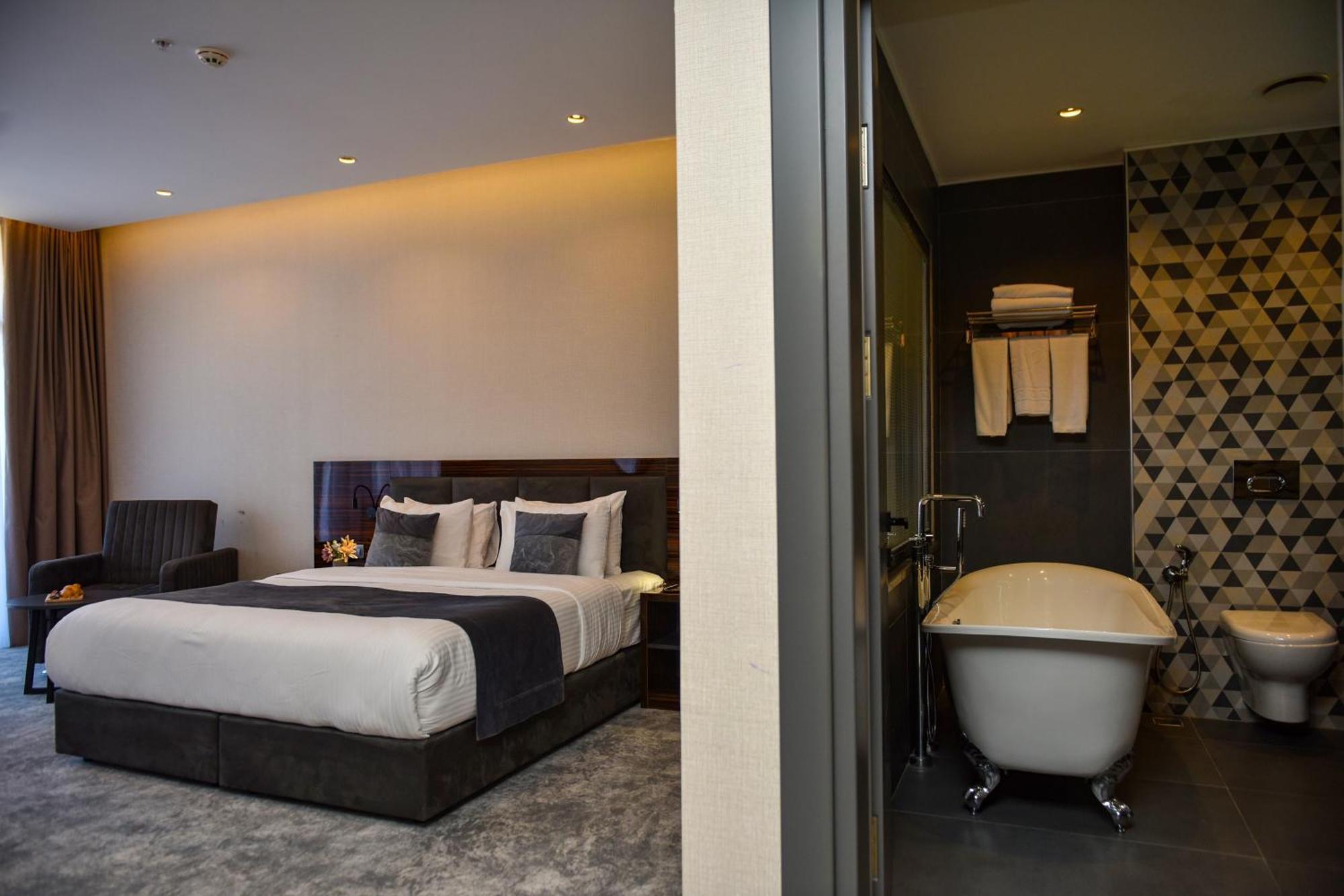Hotel Monarch Batumi Bagian luar foto