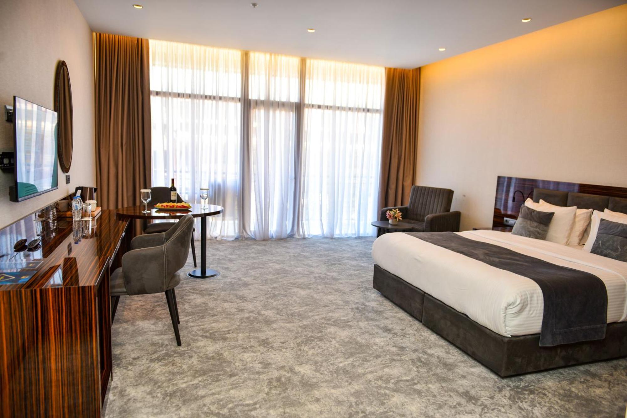Hotel Monarch Batumi Bagian luar foto